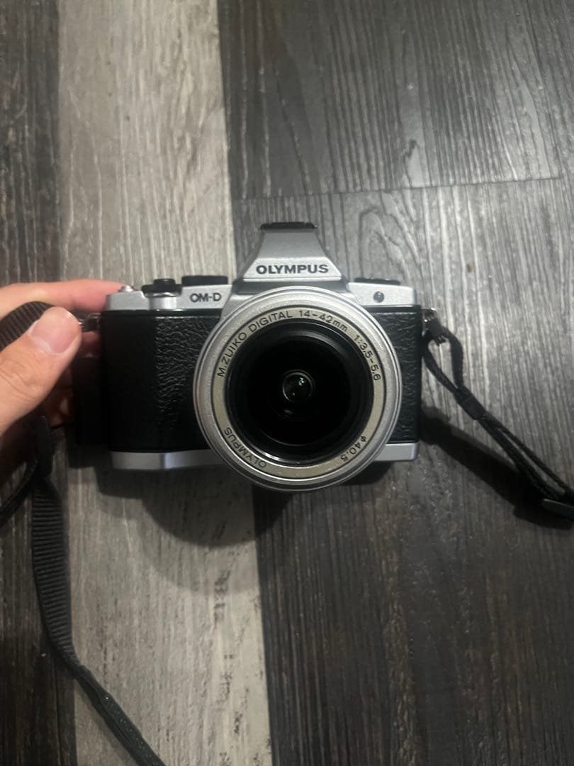 OLYMPUS OM-D E-M5ミラーレス一眼 14-42mm
