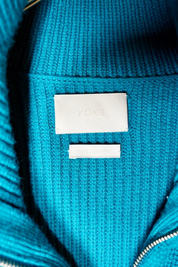 トップス YOKE 3/4 FRONT ZIP HIGHNECK RIB SWEATER