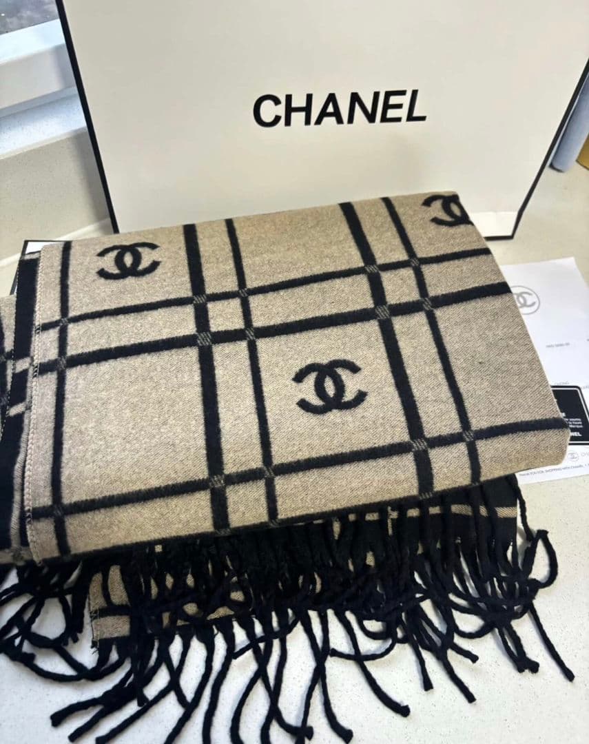 CHANEL 黒ベージュチェック柄スカーフ