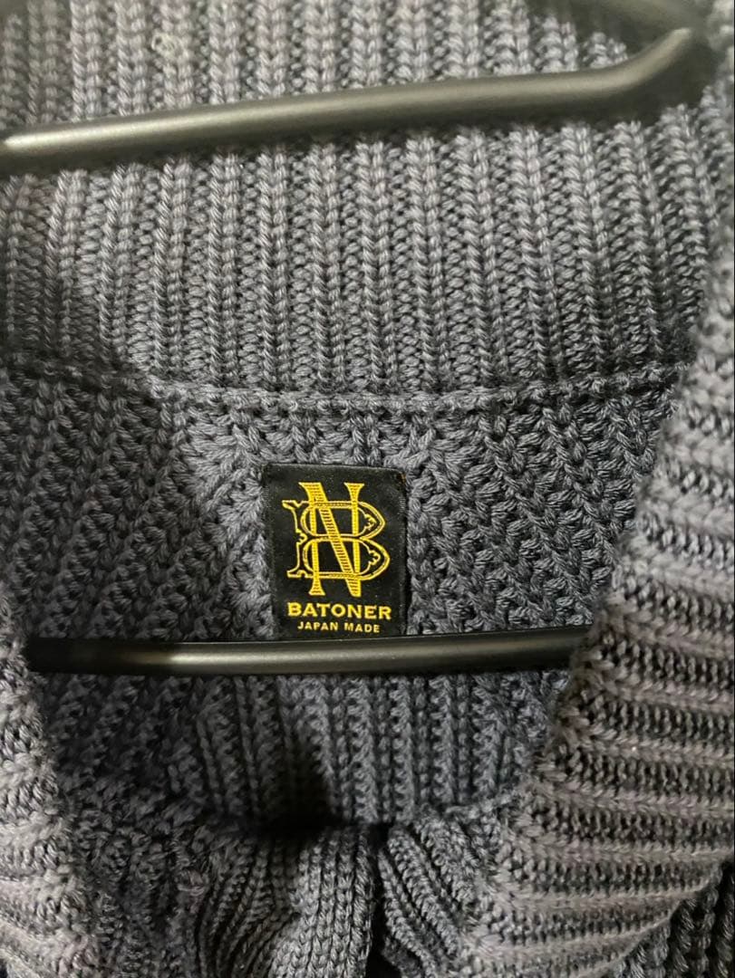 BATONER ボタン付きハイネック ニットセーター グレー
