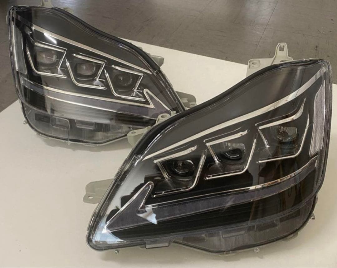 18クラウン ヘッドライト 3眼 レクサス風