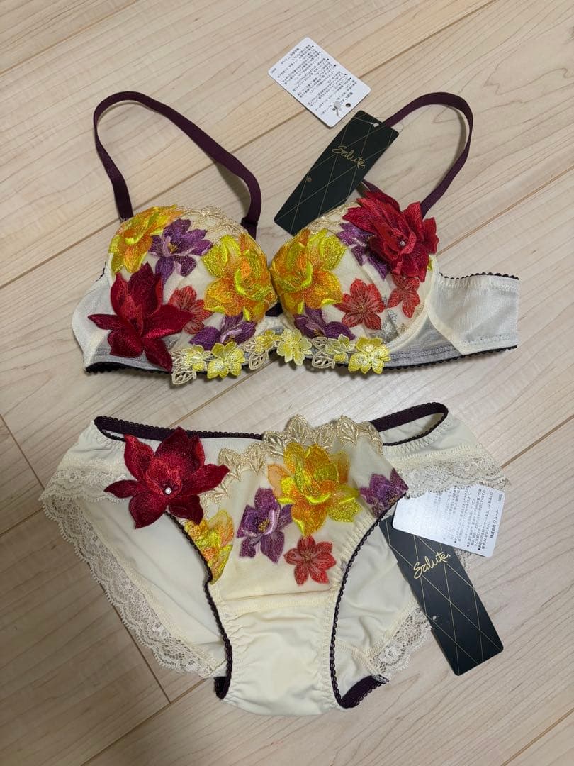 新品タグ付き　サルート ブラジャーショーツセット C70 Salute