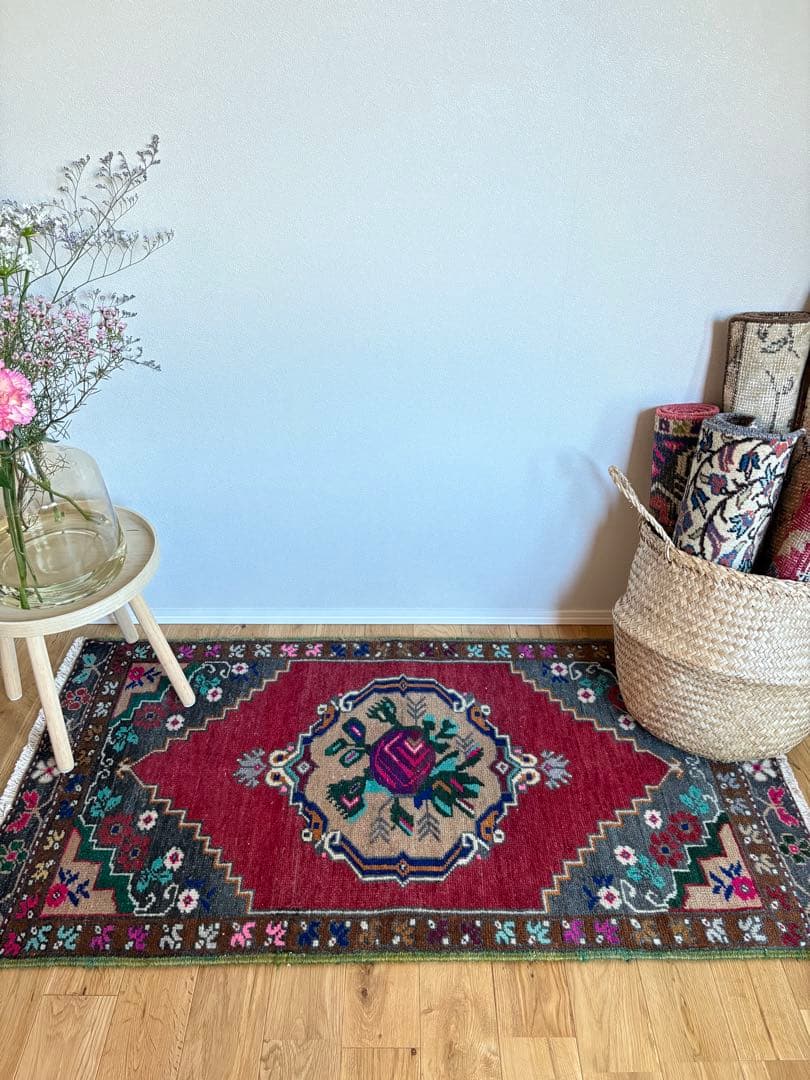 スモールサイズ　赤い花柄のヴィンテージラグ　トルコアナトリア地方