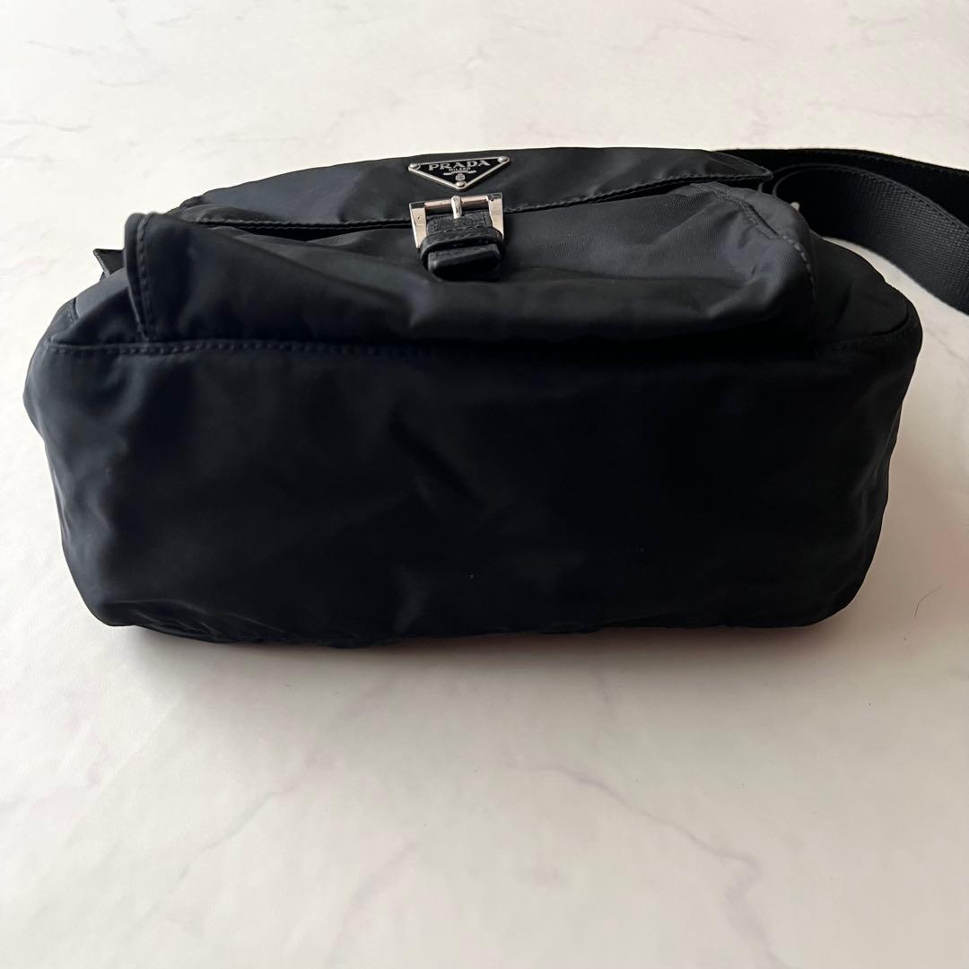 プラダ メッセンジャー ショルダーバッグ ブラック 三角プレート レザー 白タグ