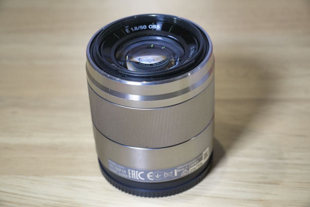 E 50mm F1.8 OSS APS-C用単焦点レンズ　シルバー