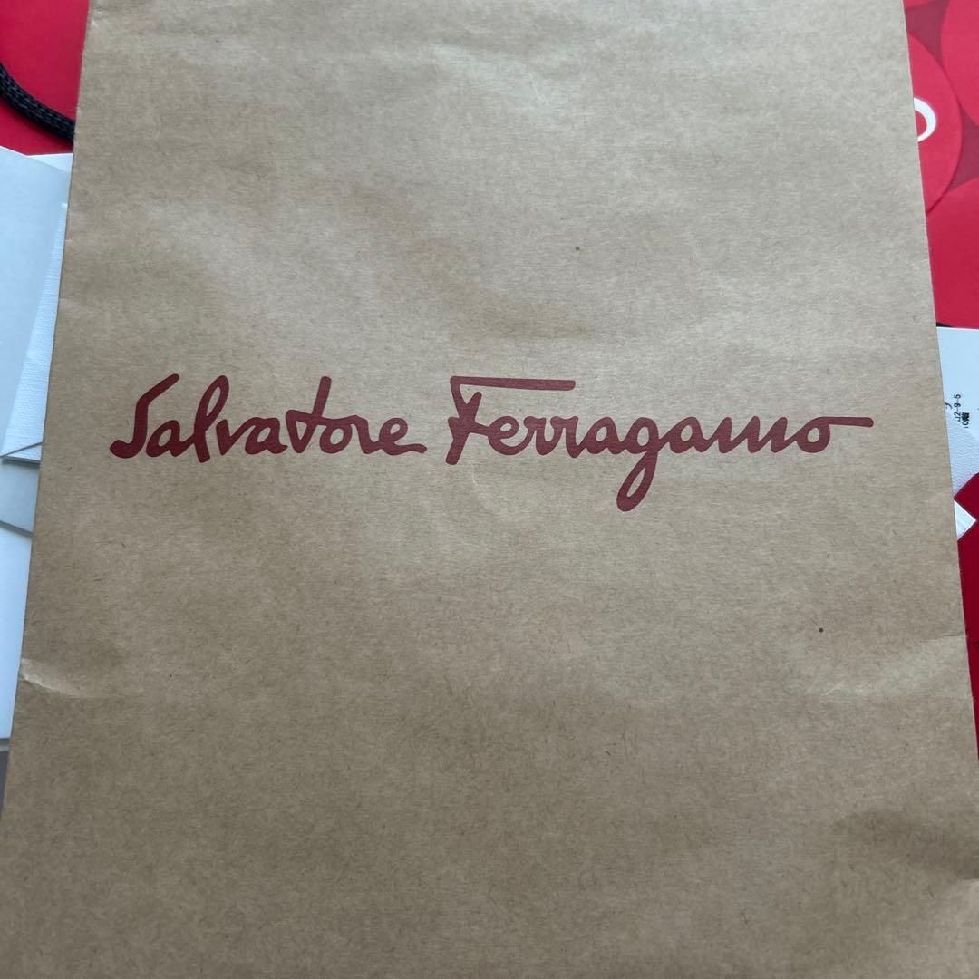 うぱ！早い者勝ち！名刺入れ フェラガモ