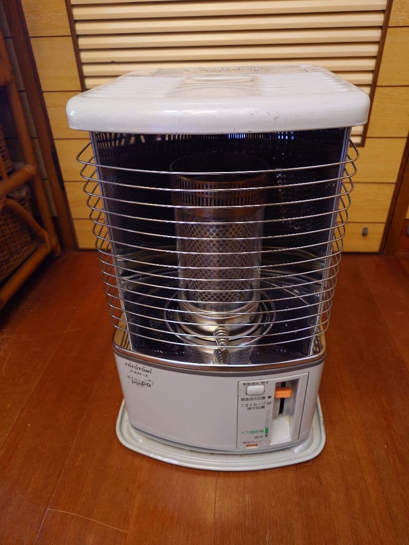 キャリングステー付きトヨトミ石油ストーブ。