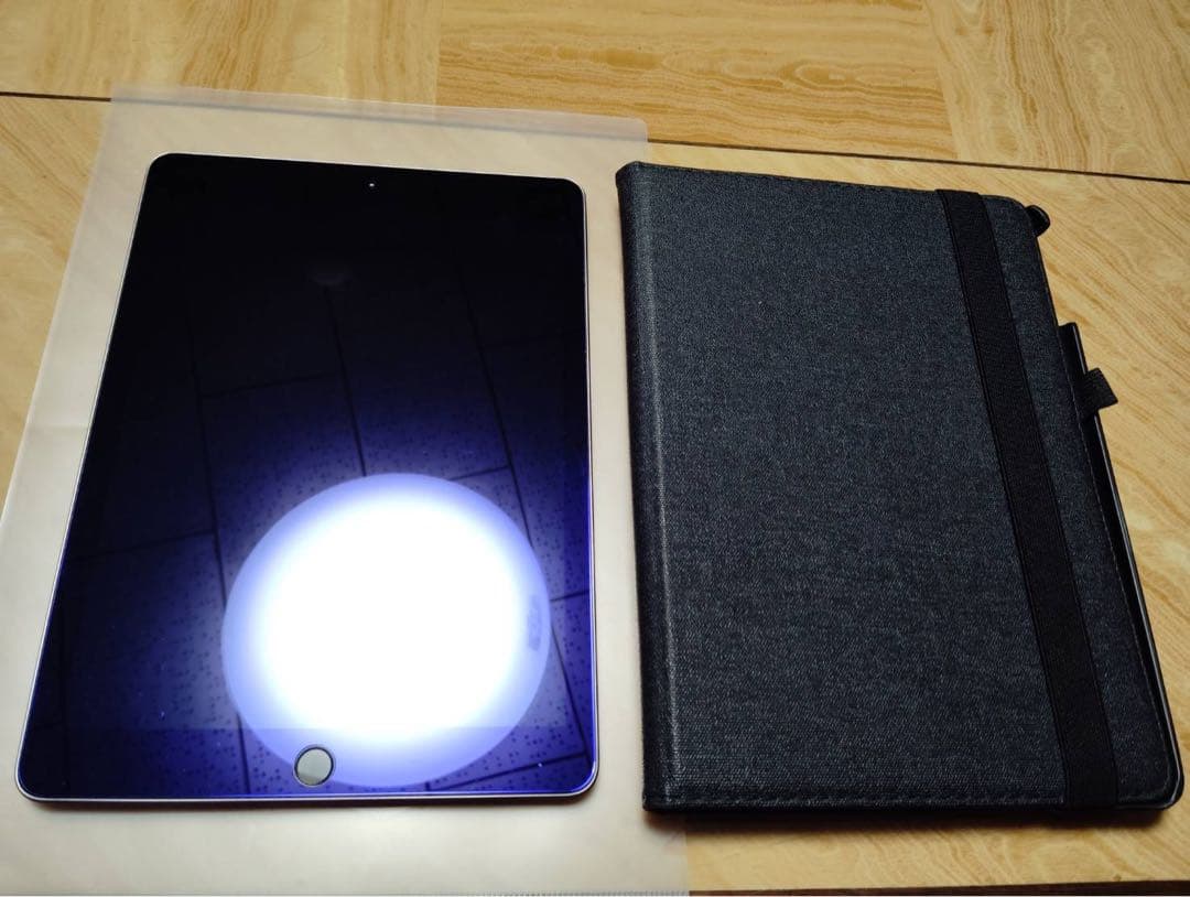 Apple iPad 第6世代　WI-FIモデル　シルバー カバー付き　美品