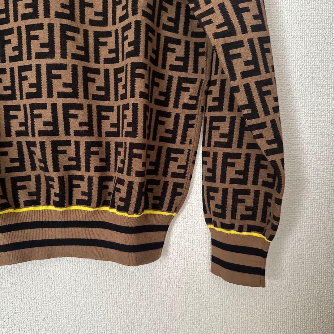 FENDI ロゴ入りブラウンニットセーター