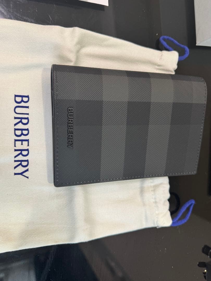 Burberry グレー チェック柄 パスポートケース