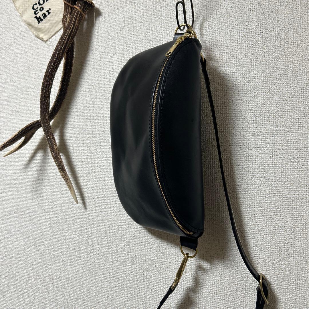 とも　黒ボディバッグ　総手縫い　タンニン鞣し革　ヌメ革