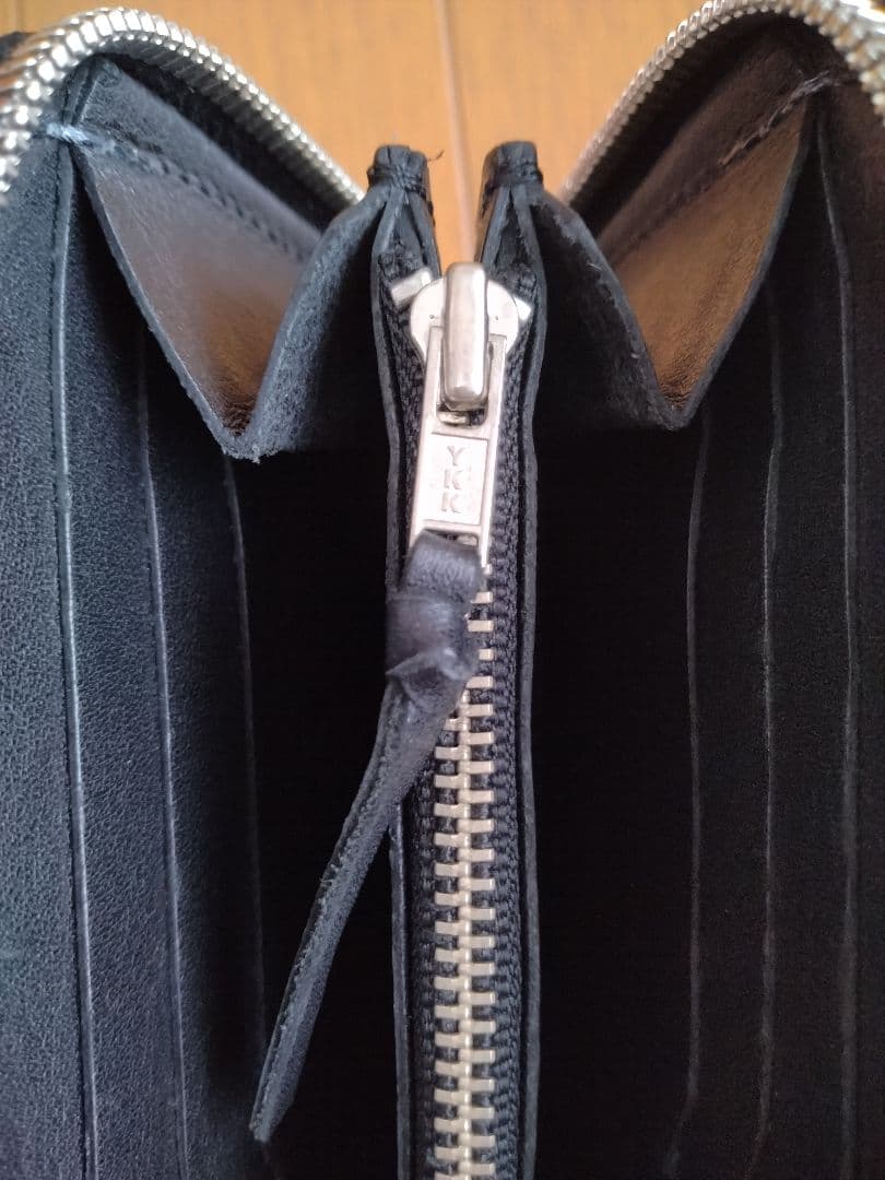 パイロットリバー　レッドムーン　黒いレザー編み込み長財布