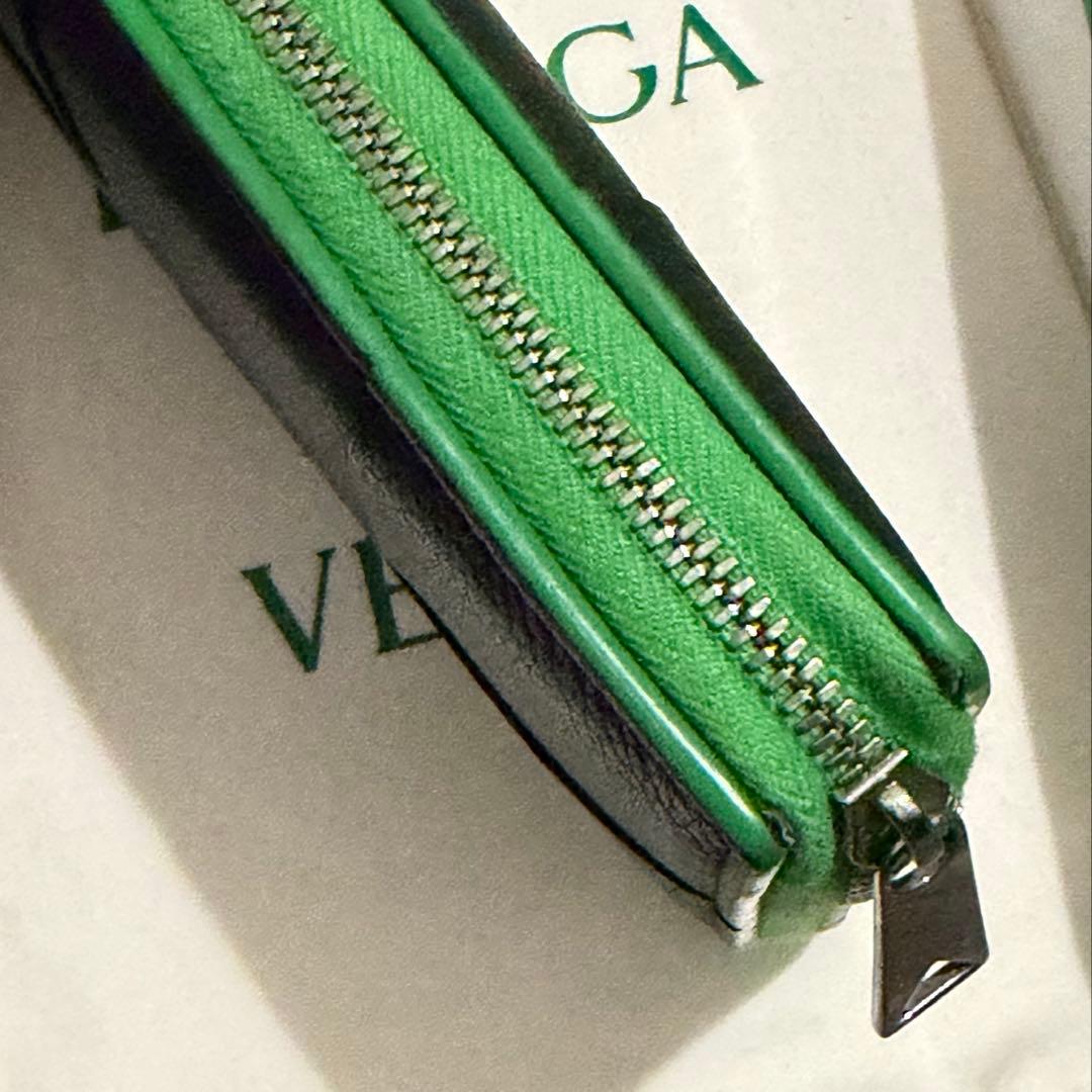 美品 ボッテガヴェネタ カセット ラウンドファスナー 長財布 ブラック×グリーン