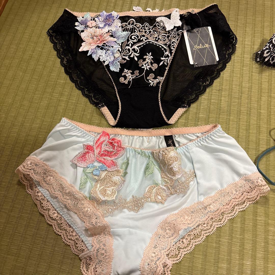 新品　サルート　花柄刺繍ショーツ5枚　キャミソールセット