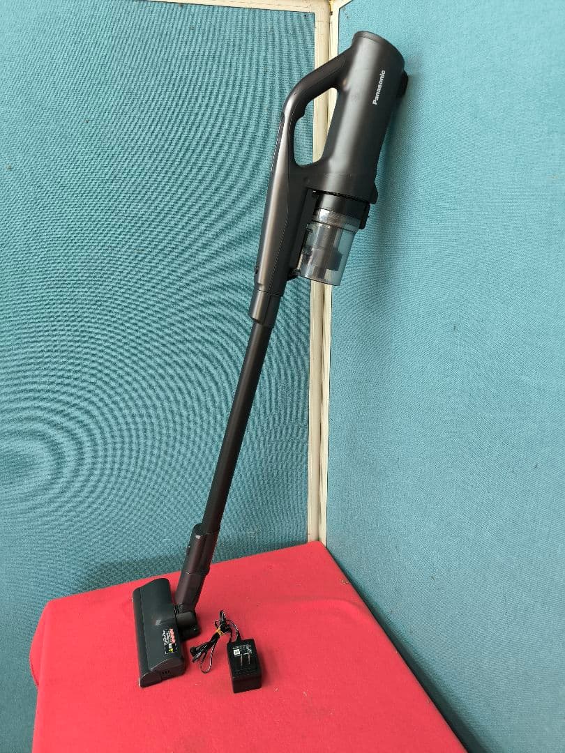 2022年製美品　パナソニック 軽量コードレス 掃除機 　 MC-SB32J