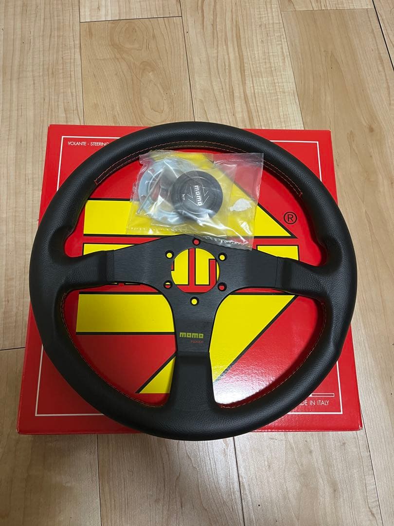 【箱・ホーンあり】momo チューナーブラック　ステアリング