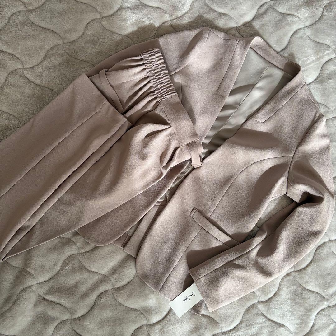 おみ【新品未使用】Emilyan スーツ　ベージュ ビジネススーツ XS