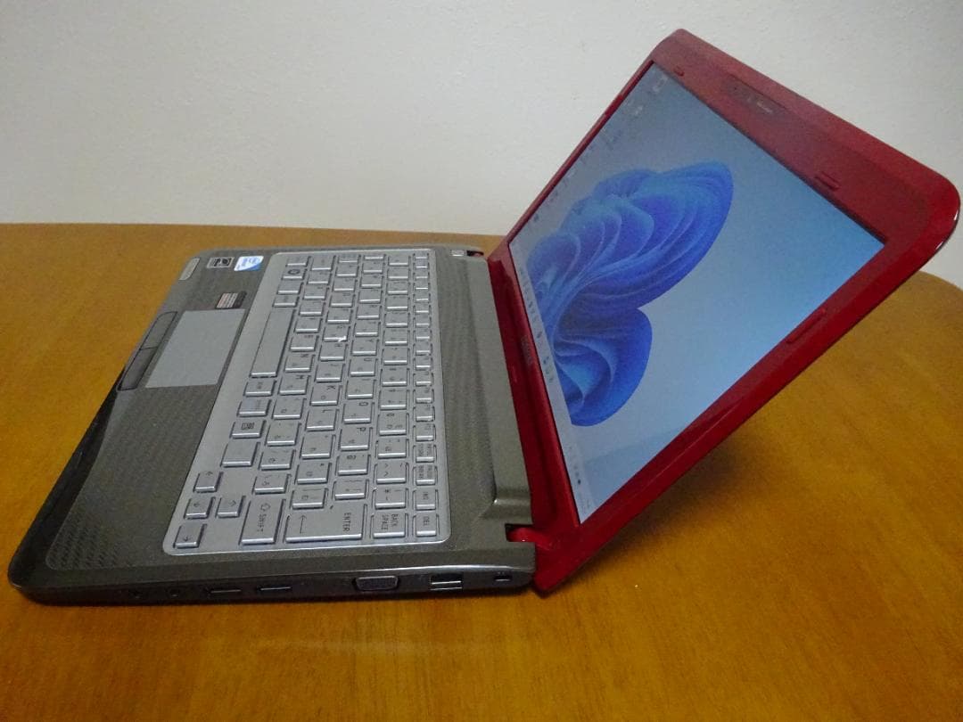 送料無料 11.6型コンパクト軽量 SSD搭載東芝ノートPC Dynabook！