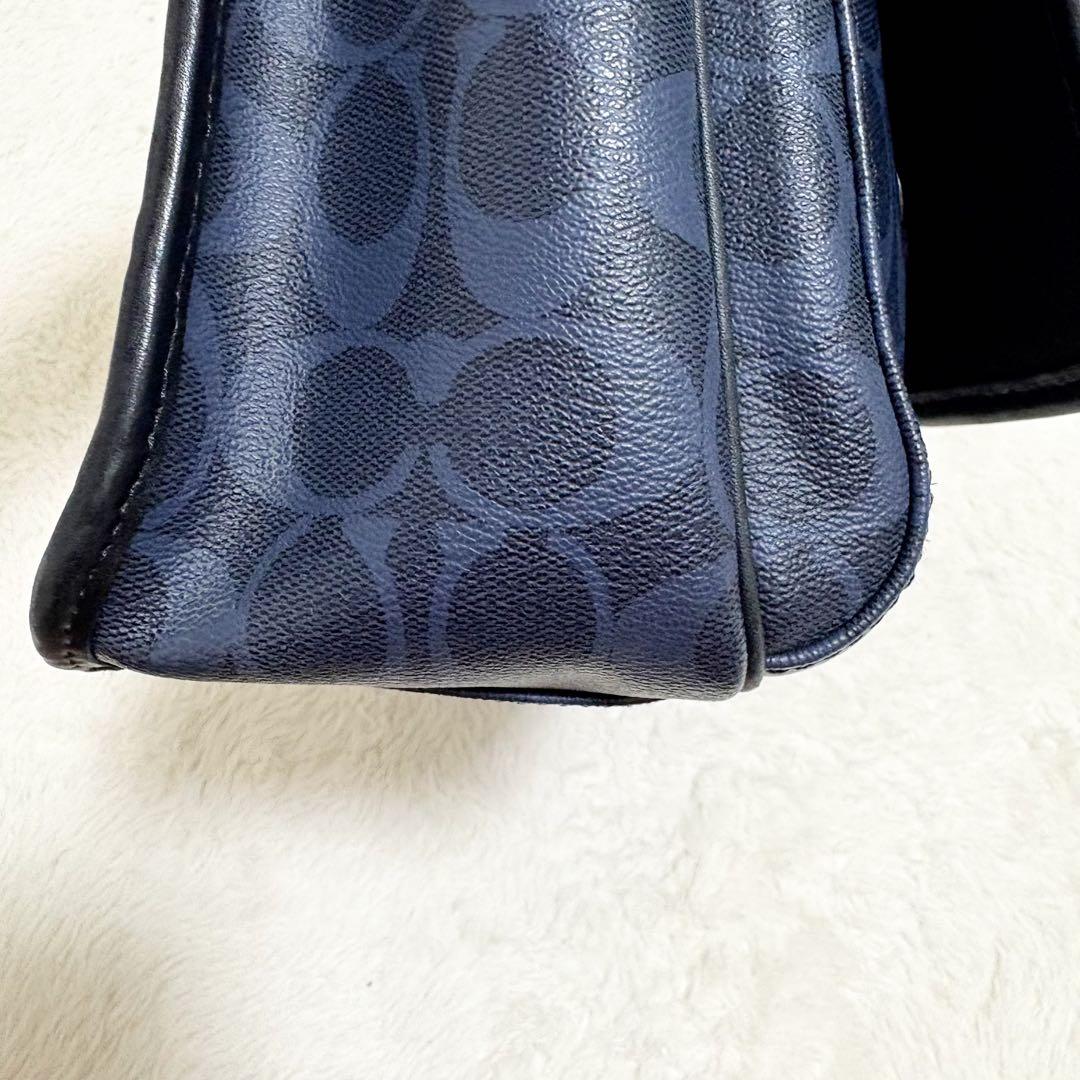 美品　コーチ　メッセンジャーバッグ　ショルダーバッグ　シグネチャー　黒　ネイビー