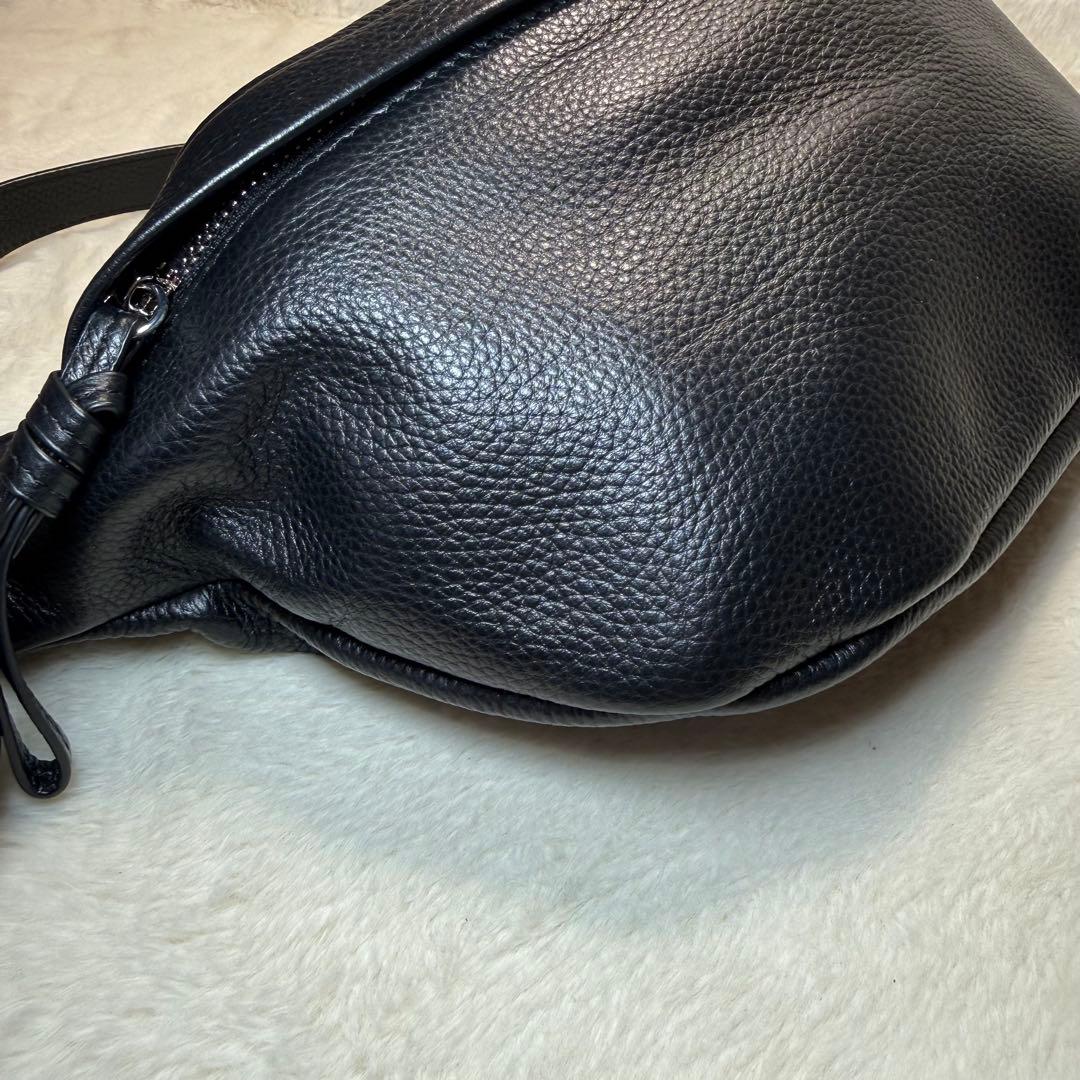 極美品 nouer 牛革ボディバッグ 黒 シボ革