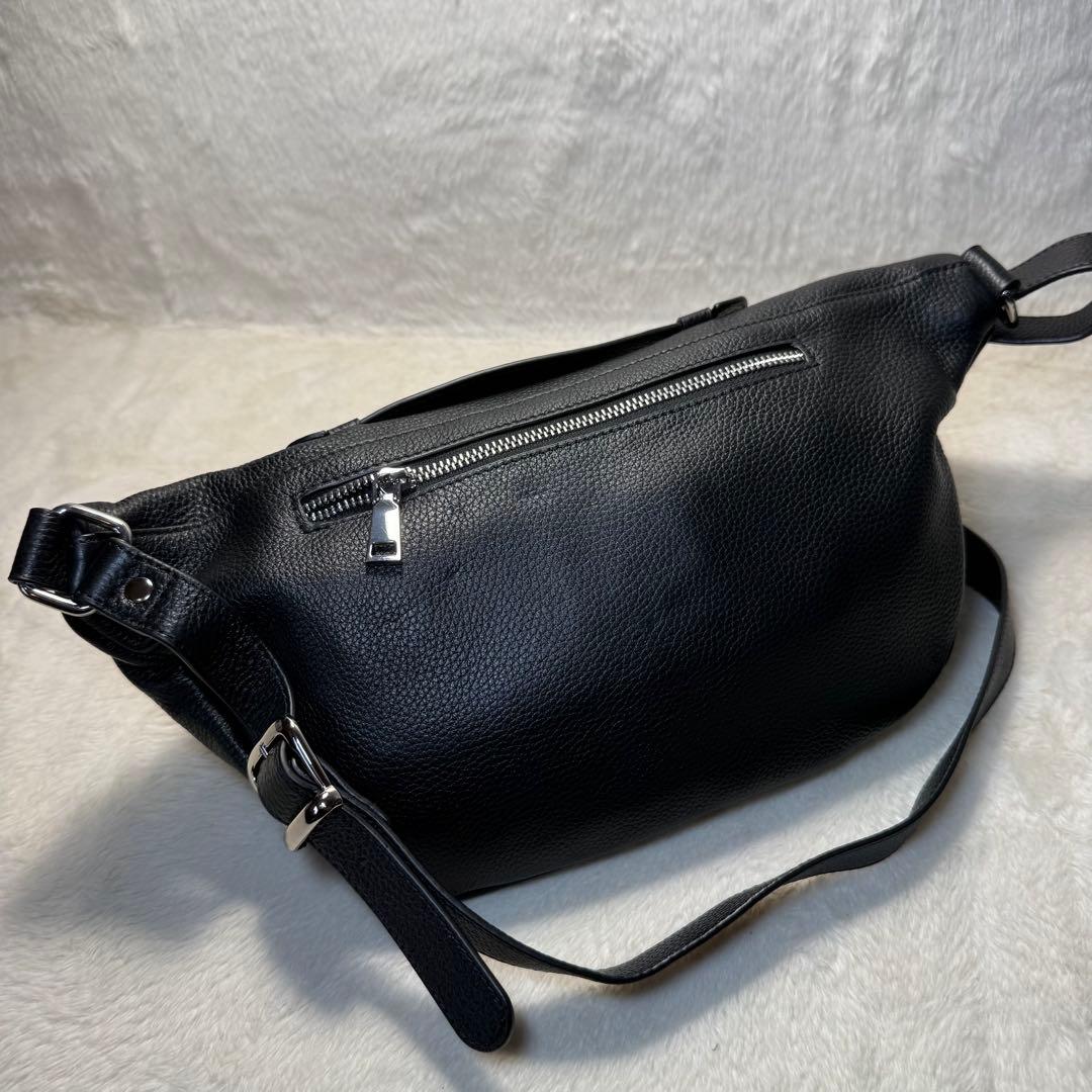 極美品 nouer 牛革ボディバッグ 黒 シボ革