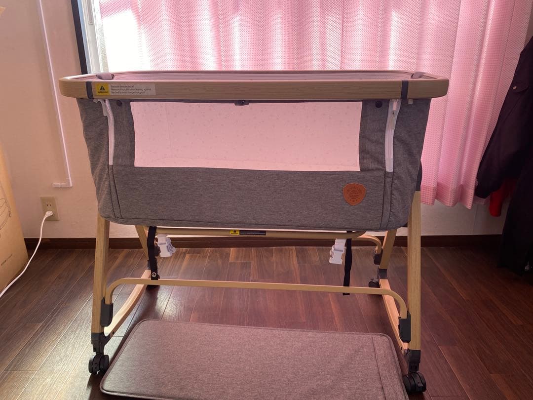 キャスター付きグレー布製ベビーベッド