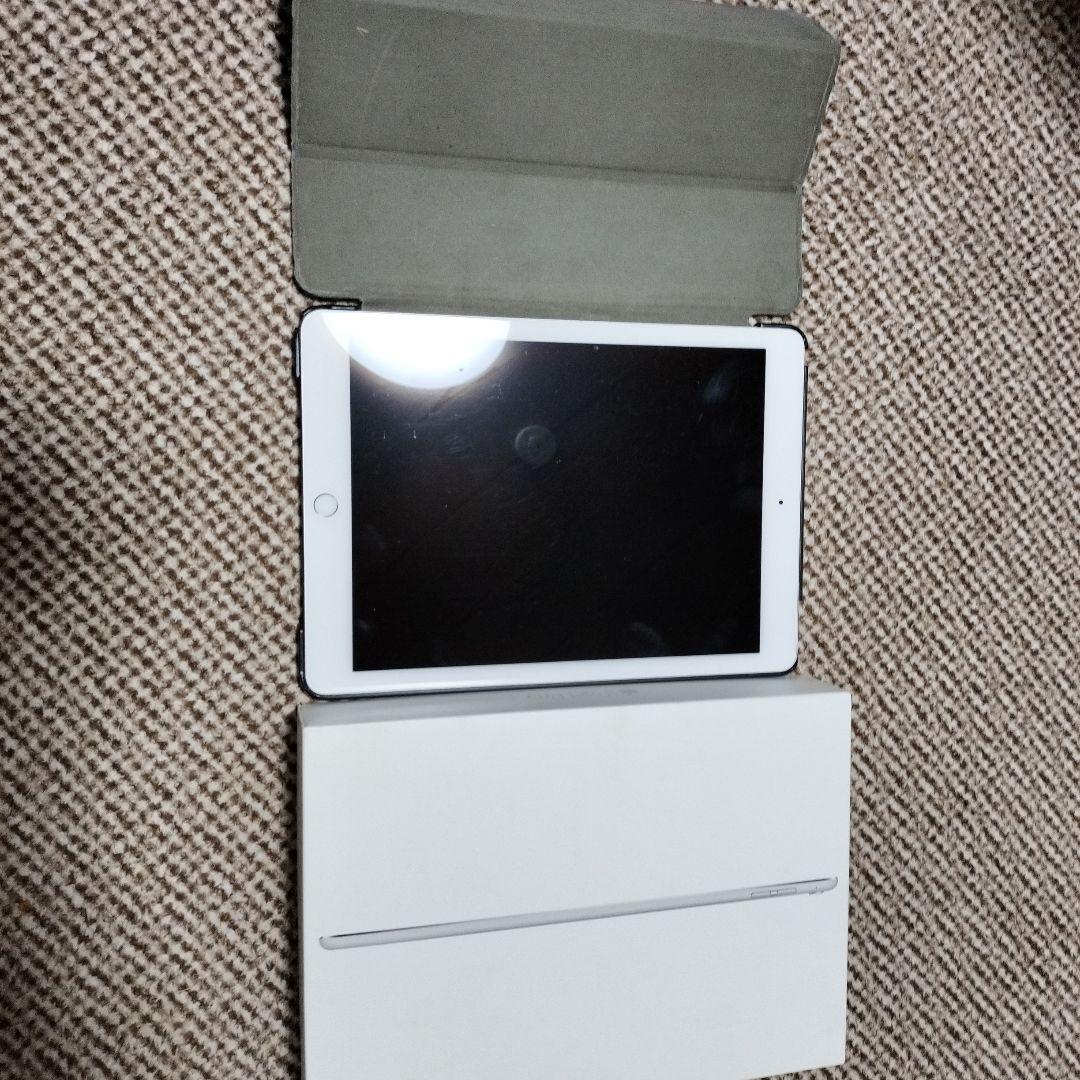 Apple iPad 9.7インチ シルバー 本体 タッチペン、本体ケース付き