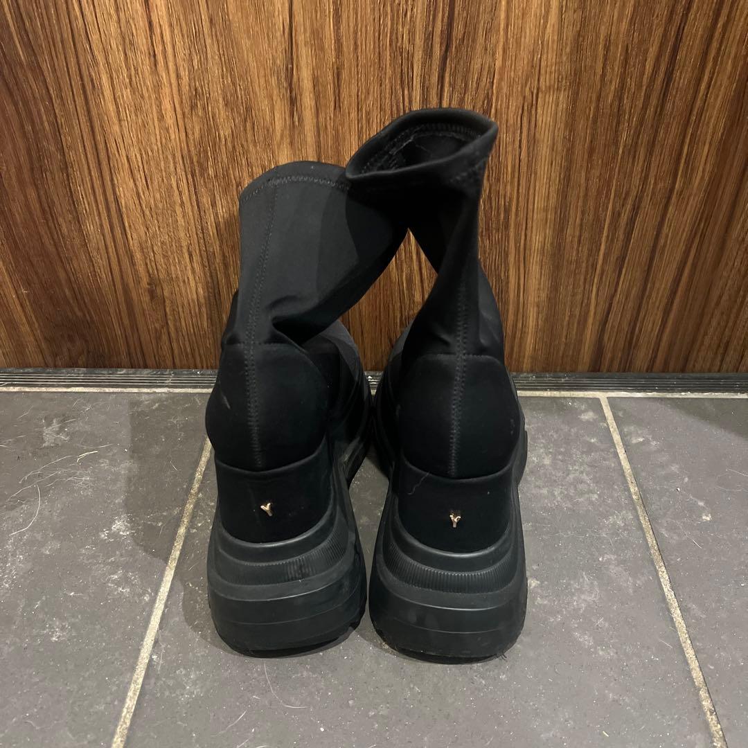 YELLO ブラックウェッジソールブーツ