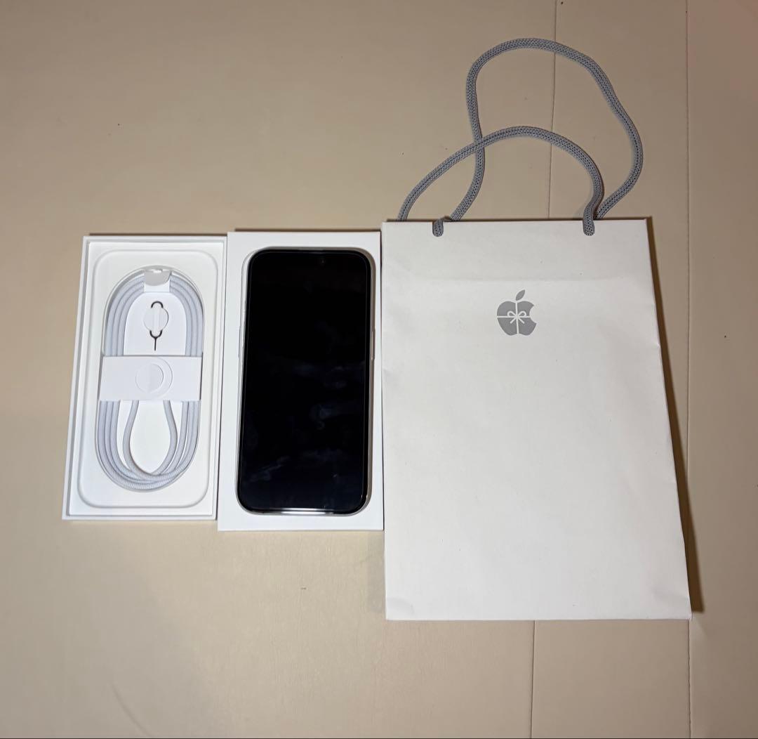 【超美品】 iPhone16 256GB 本体 （使用1年以下）画面カバー付