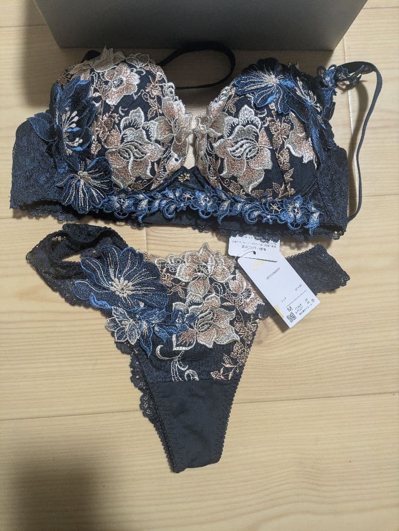 D70 ワコール サルート 　花柄刺繍ネイビー下着セット