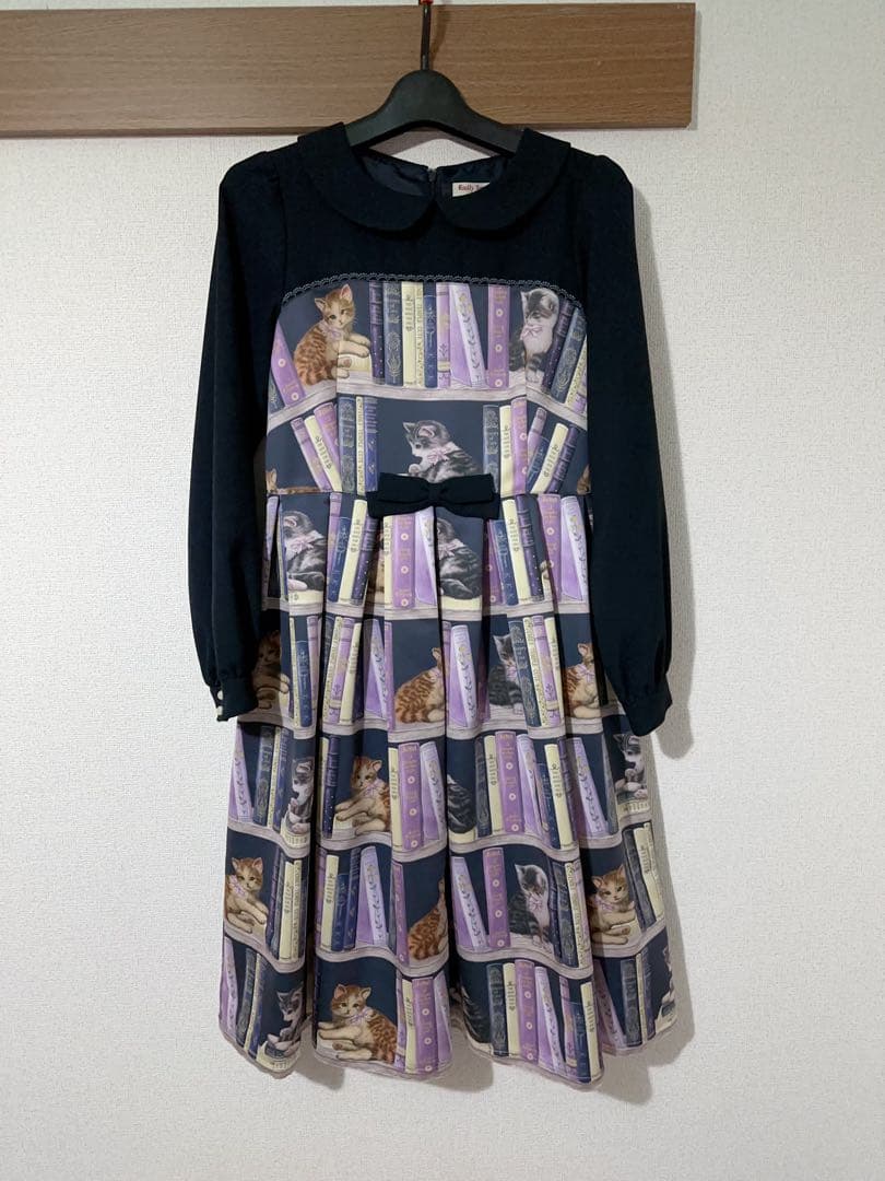 猫と本のプリントワンピース