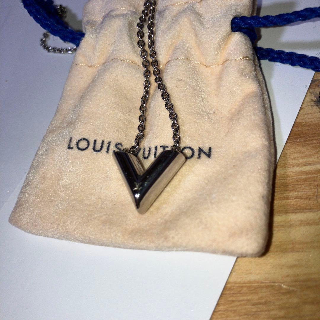 M*U様 LOUIS VUITTON V字型ペンダントネックレス