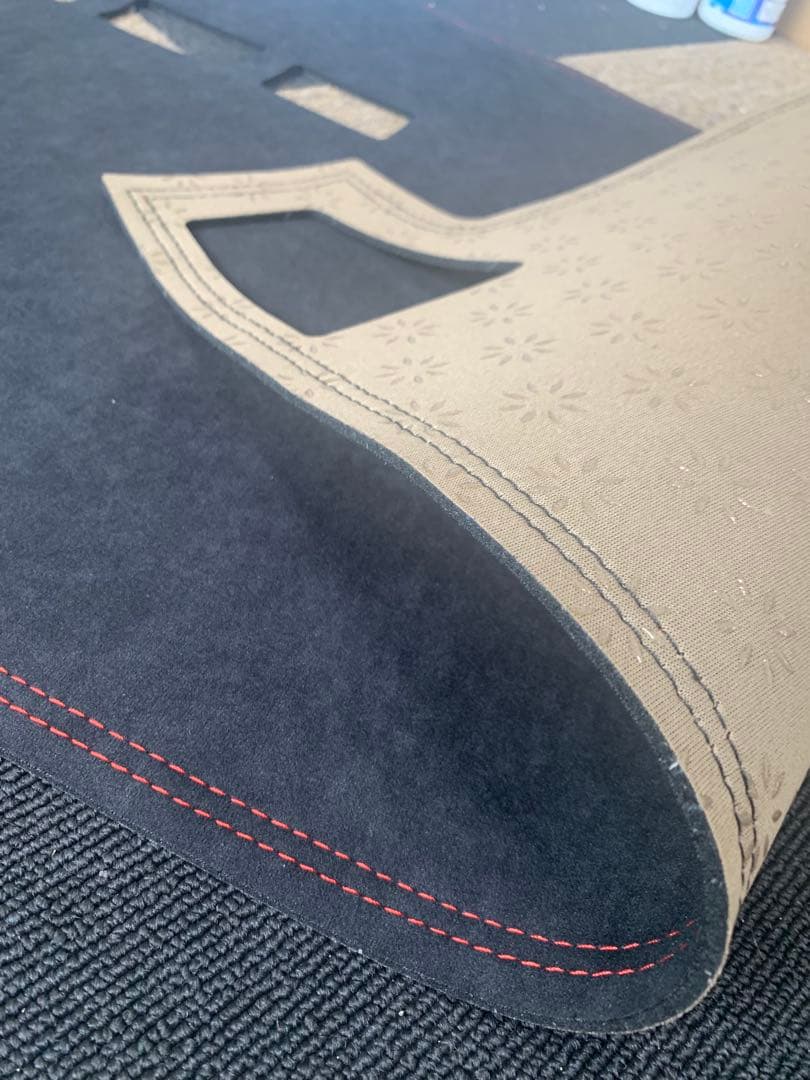 エスカレード　07〜 ダッシュマット　黒　スエード×赤ステッチ