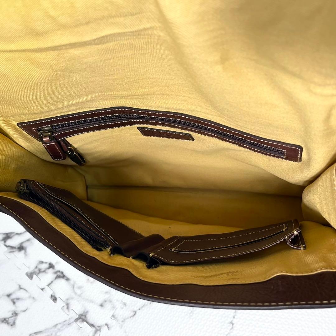 美品◯コールハーン　メッセンジャーバッグ　A4サイズ収納可能　オールレザー