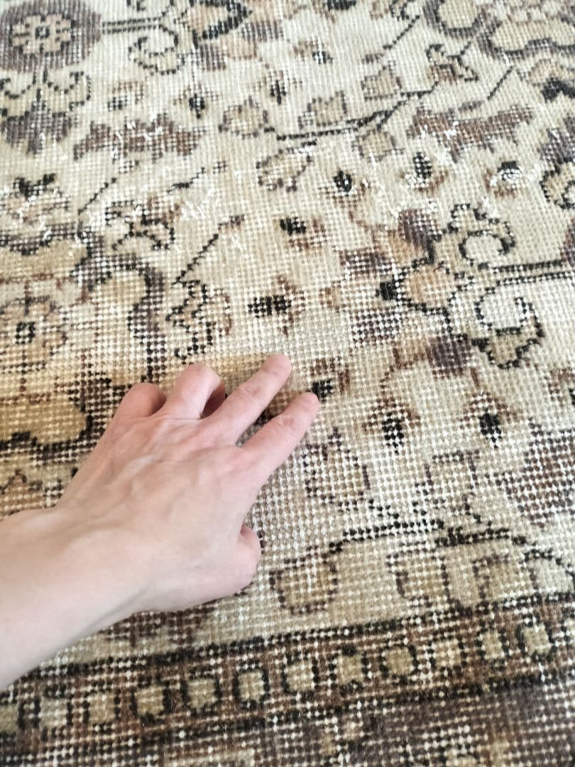 ベージュとグレーのノスタルジックなフラワーラグ　No.718