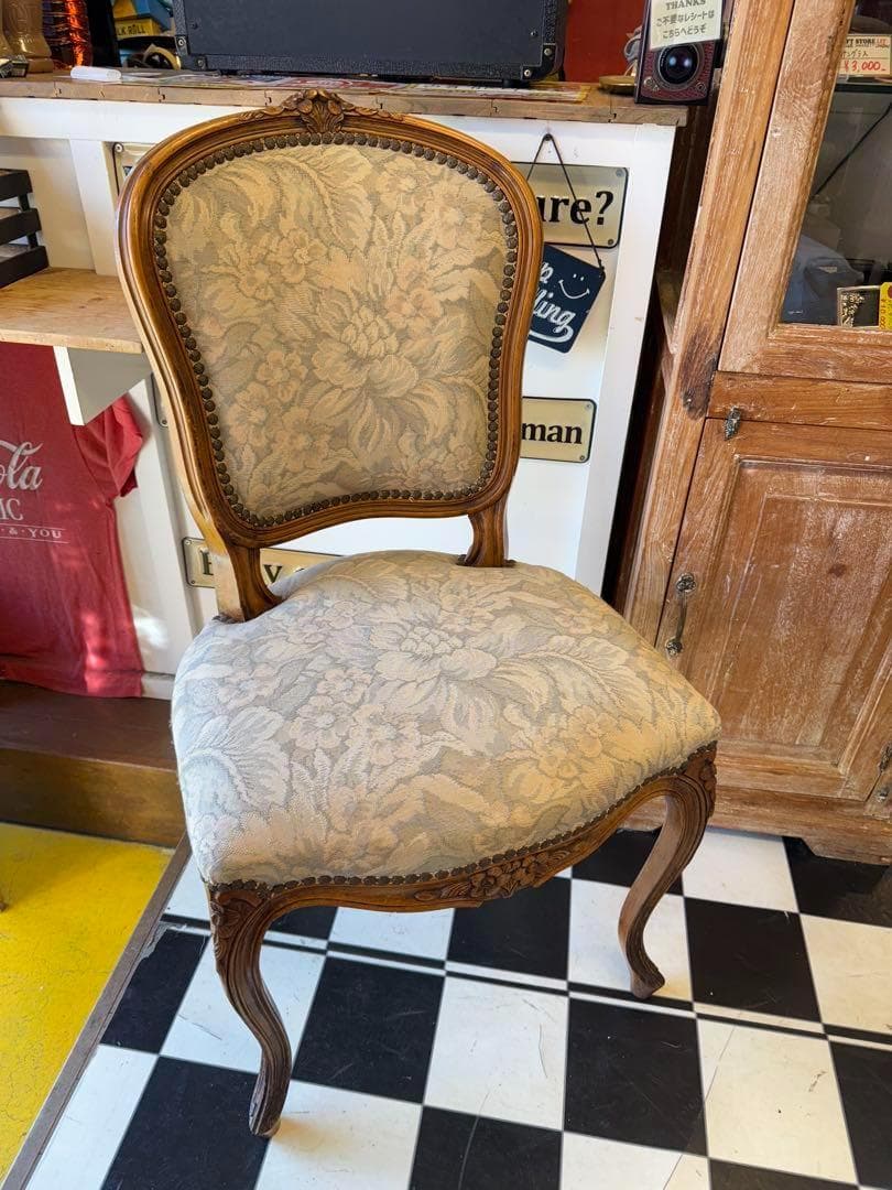 バルーンバックチェア チェア 椅子 アンティーク調　鋲打ち