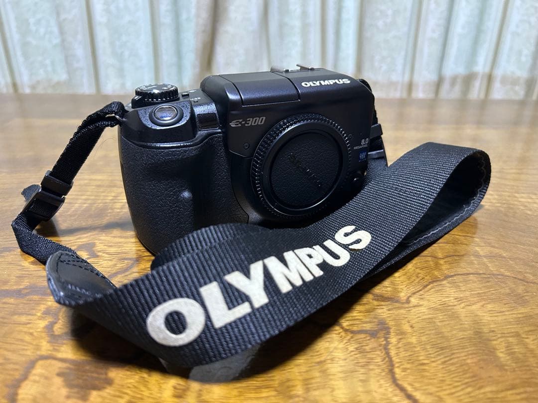 デジタル一眼レフ OLYMPUS E-300 ダブルズームキット（三脚付き）