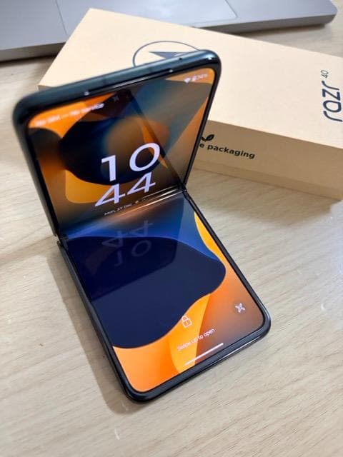 [ジャンク品] Motorola Razr 40 - セージグリーン 256GB