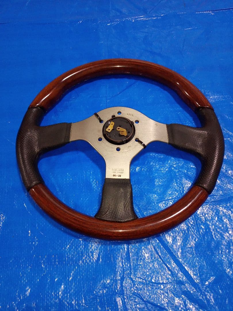 MOMO スポーツステアリング