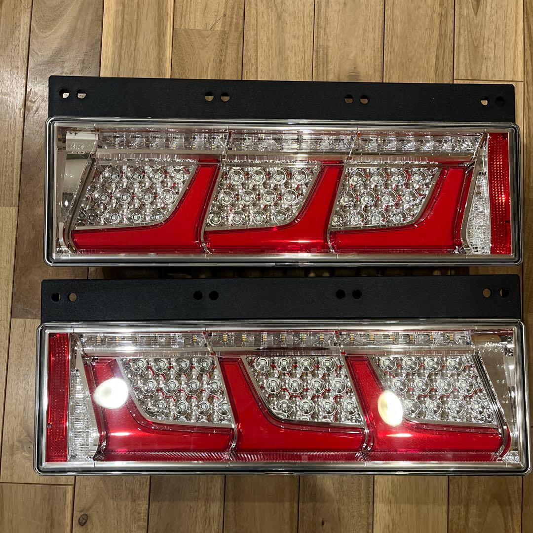 コイト製　3連LEDテールランプ