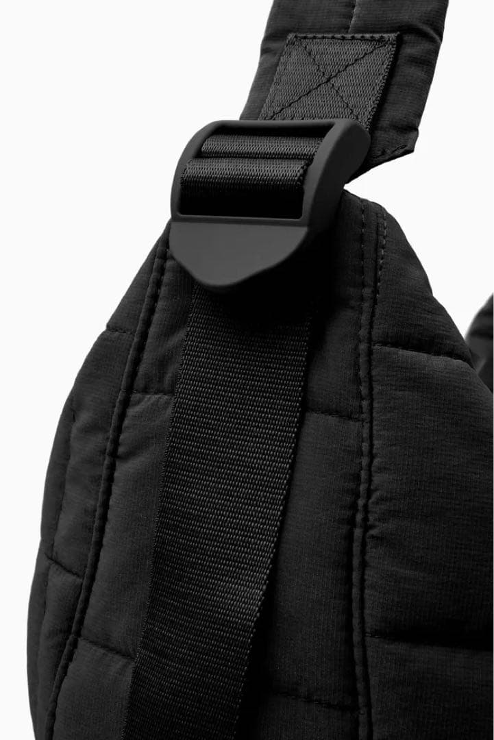 COS キルトメッセンジャーバッグ