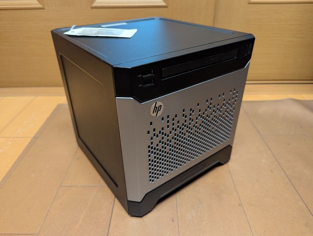 HP ProLiant MicroServer Gen8 本体