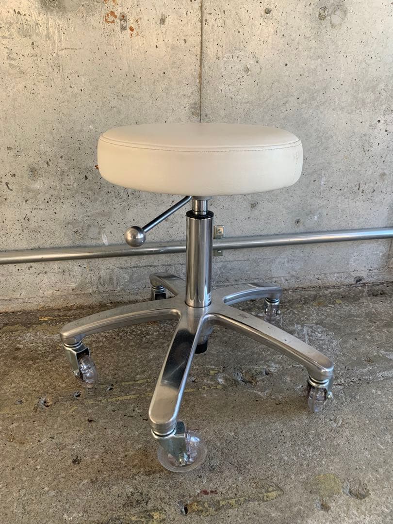 タカラベルモント／カット椅子・スツール／白