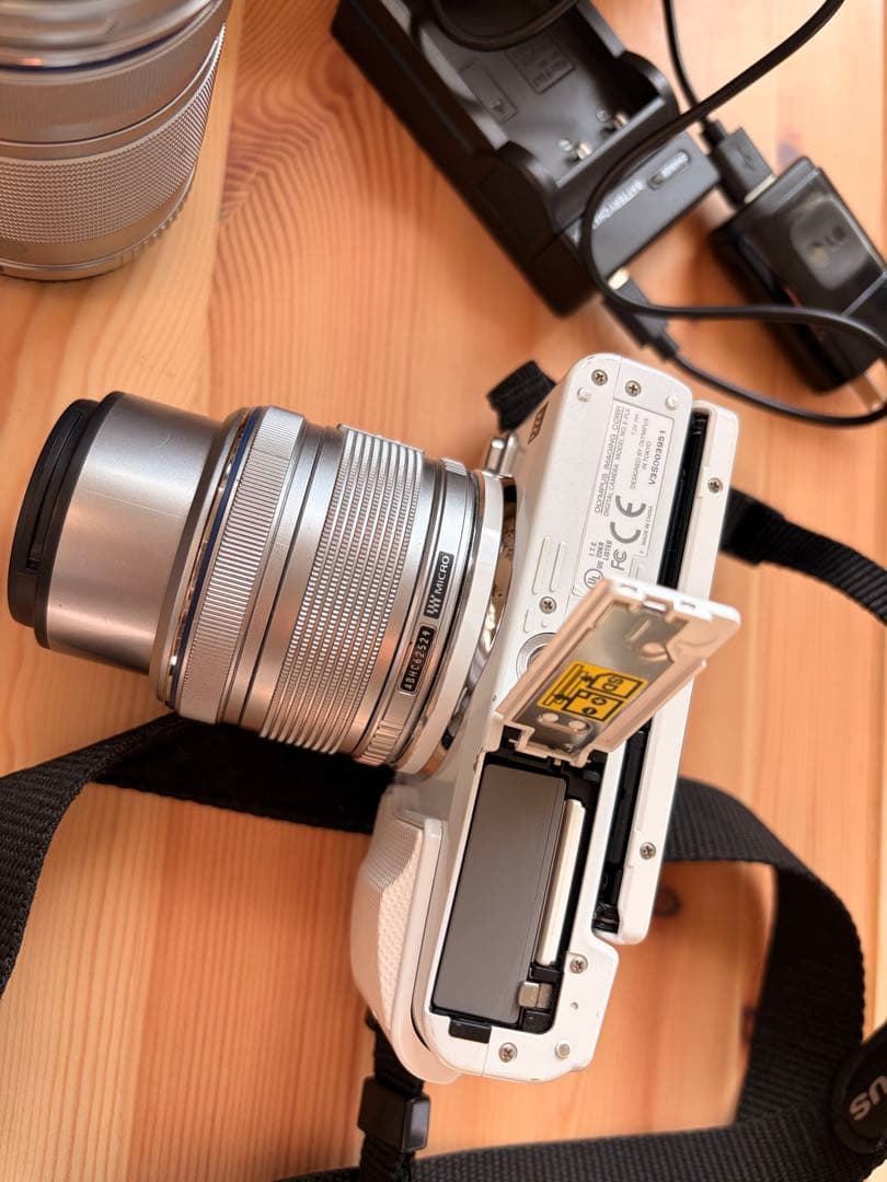 オリンパス OLYMPUS Pen Lite E-PL6 ミラーレス一眼　カメラ