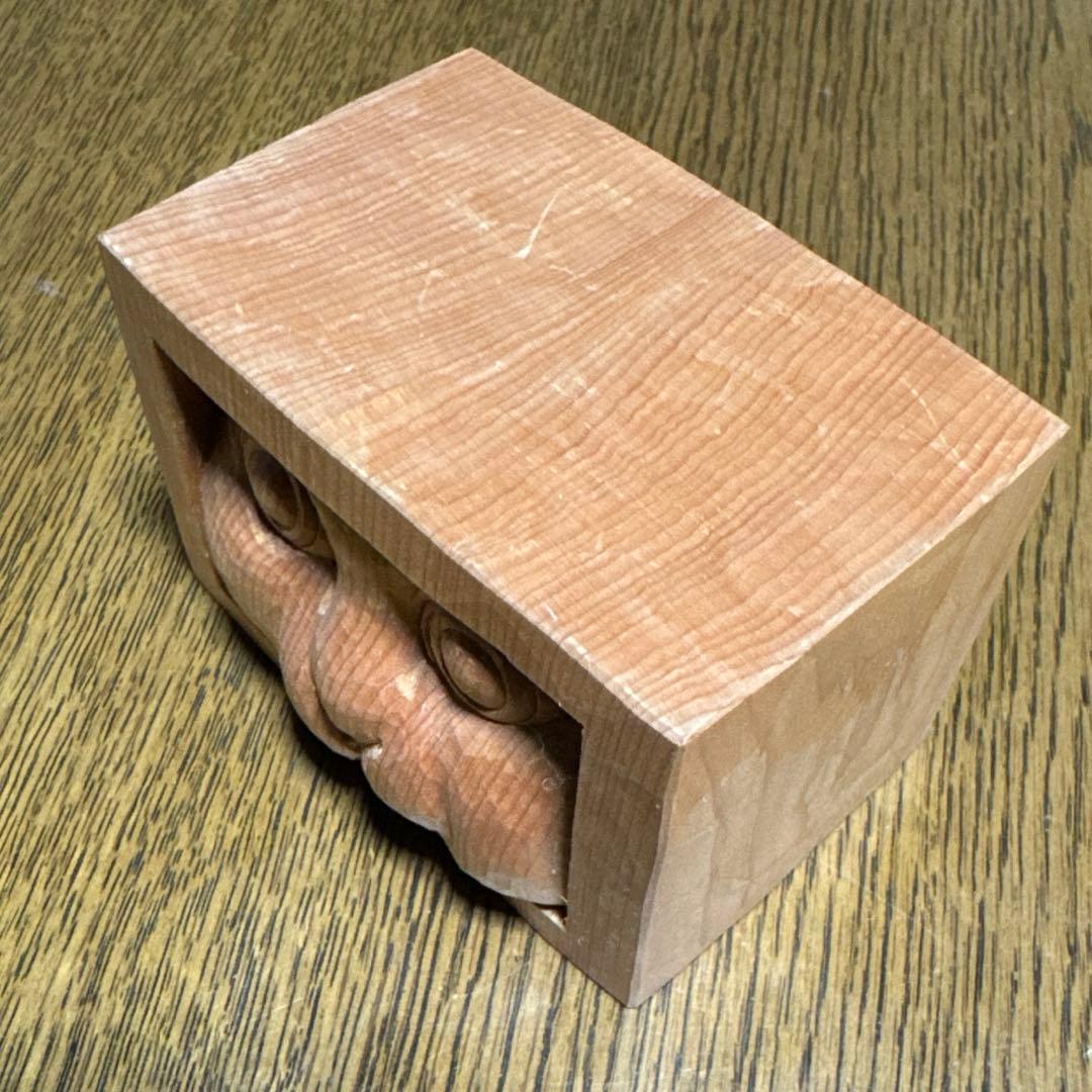 木彫の猫　手作り　箱から顔を出している猫　キューブ