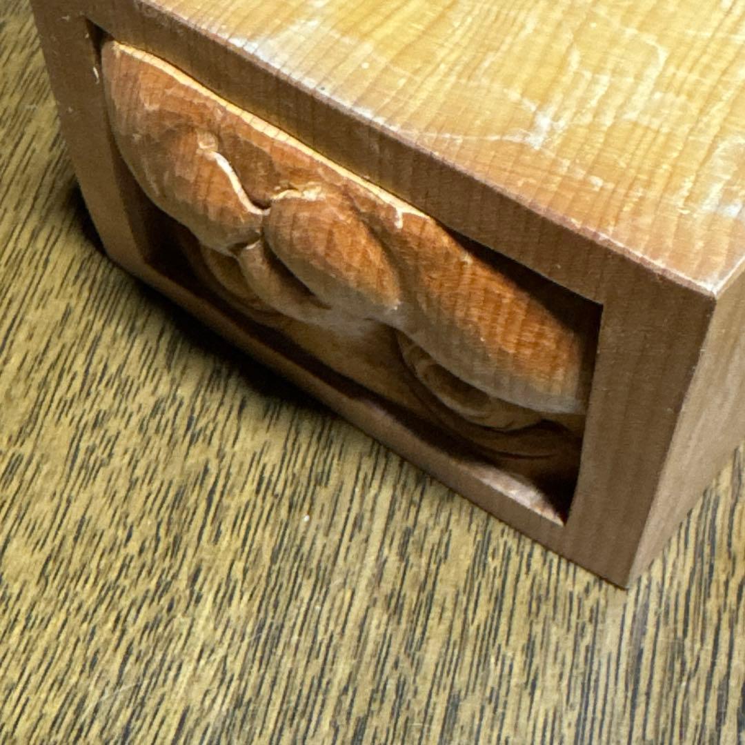 木彫の猫　手作り　箱から顔を出している猫　キューブ