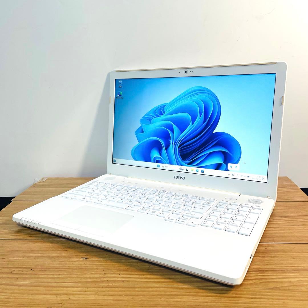 設定済み美麗ホワイトノートパソコン　SSD256ギガ Win11オフィスDVD