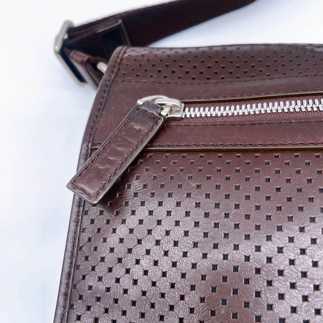 美品✨【バリー】メッセンジャーバッグ ショルダーバッグ パンチング加工 A4可能