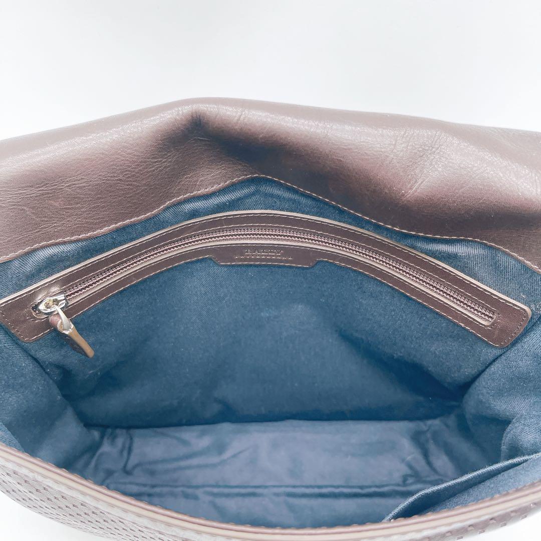 美品✨【バリー】メッセンジャーバッグ ショルダーバッグ パンチング加工 A4可能