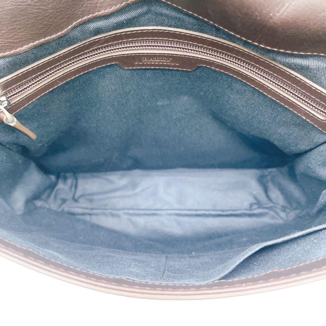 美品✨【バリー】メッセンジャーバッグ ショルダーバッグ パンチング加工 A4可能